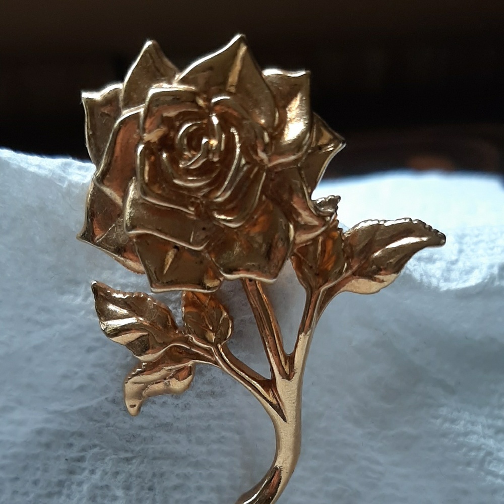 Gold toned rose brooch